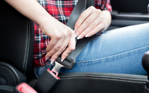 Zablokowane pasy bezpieczeństwa po kolizji jak odblokować, krok po kroku