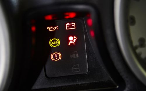 Świecąca kontrolka airbag przyczyny, sposoby rozwiązania problemu