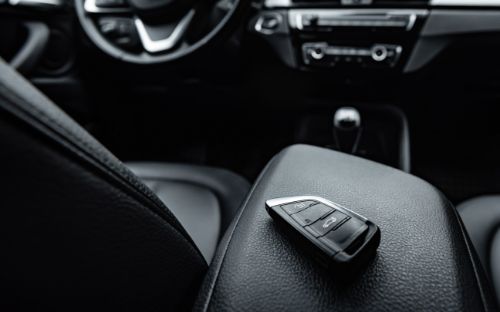 Wymiana kokpitu w samochodzie cena, co wpływa na koszt usługi