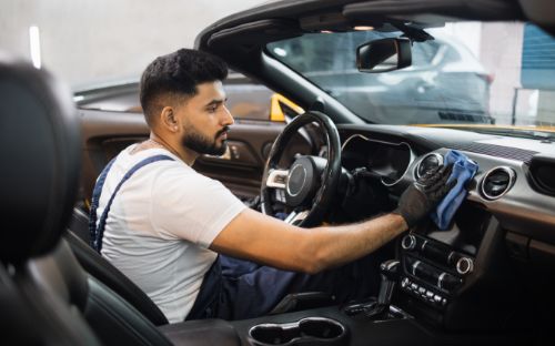 Regeneracja deski rozdzielczej, na czym polega i kiedy warto ją wykonać